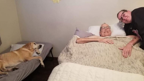 The dog stayed with the owner for 9 years to treat cancer, both died a few hours apart