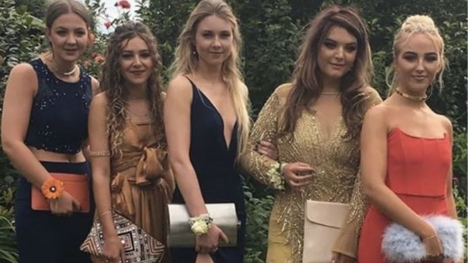Five girls pose for prom photo go viral, stunning viewers with hidden details