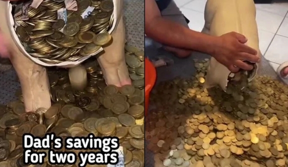 Man smashes piggy bank after 2 years, surprises everyone by flaunting cash