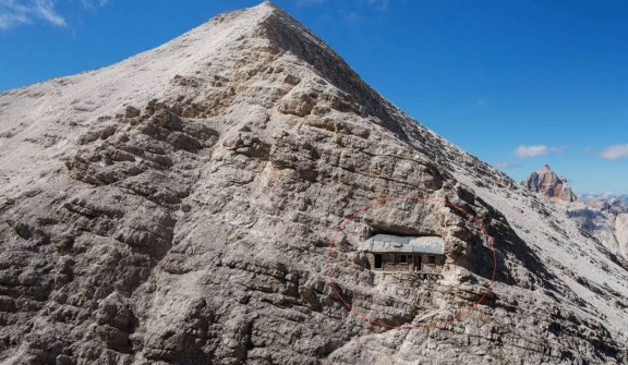 World’s loneliest house located inside of remote mountain range, abanded for 100 years