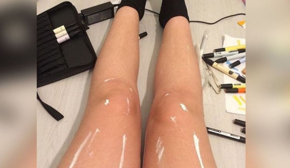 Bizarre optical illusion messes with your mind. Can you spot what is wrong with a pair of shining legs ?