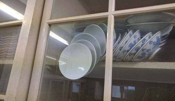  Internet baffled as mother asks for help after the cupboard without breaking the plates? 