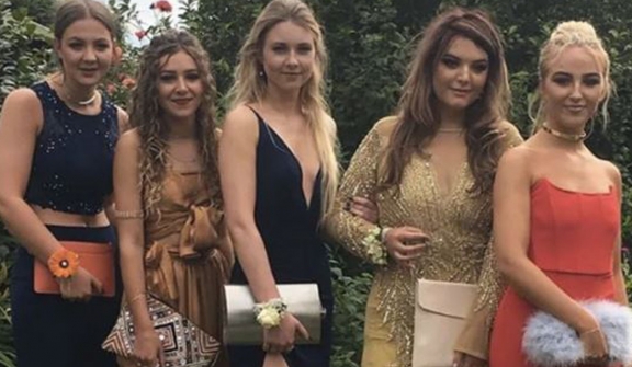 Five girls pose for prom photo go viral, stunning viewers with hidden details