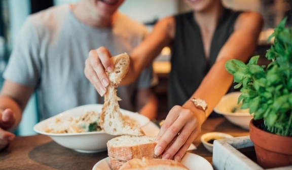 How offering free bread helps restaurants make more money