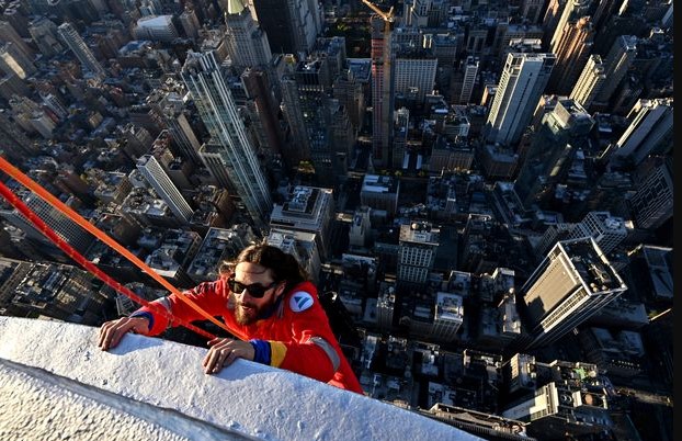 Artist Jared Leto becomes the first person to scale the Empire State Building 4