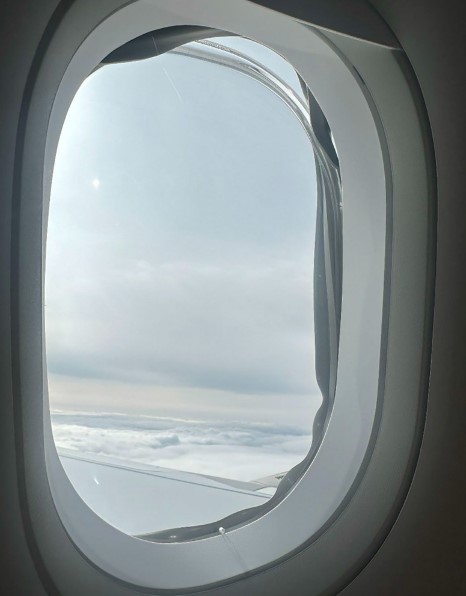 Plane takes off with two missing window panes, reaches 15,000 feet, without detection by the crews 4