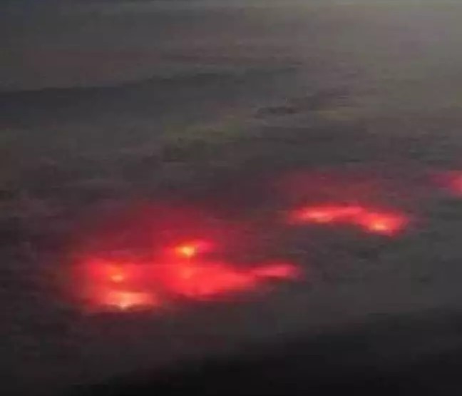 Pilot spots mysterious red glows in the sky over the Atlantic 2