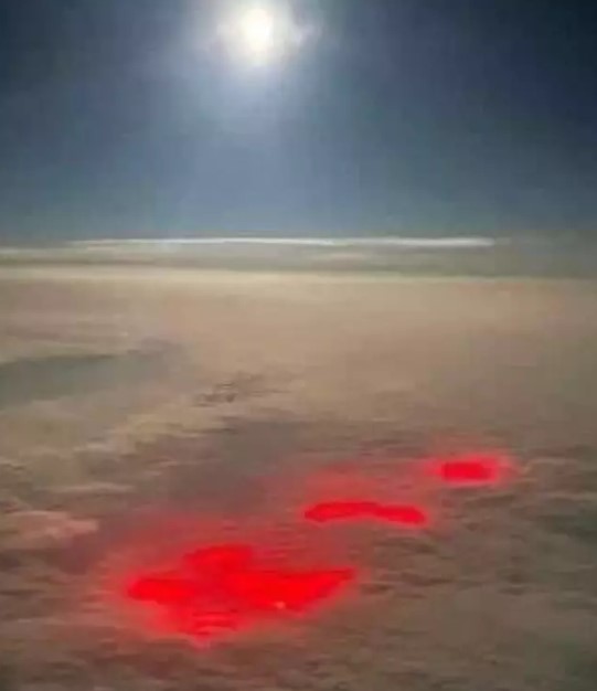 Pilot spots mysterious red glows in the sky over the Atlantic 3