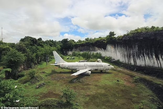 Abandoned Boeing 737 parked in the middle of a field for year and no one knows how it got there 1