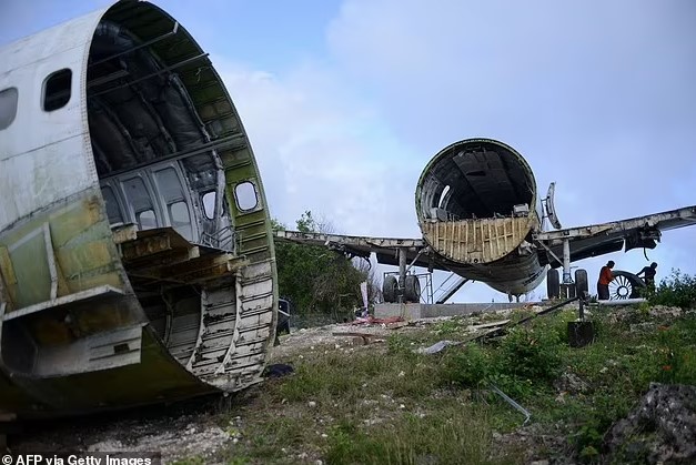 Abandoned Boeing 737 parked in the middle of a field for year and no one knows how it got there 4