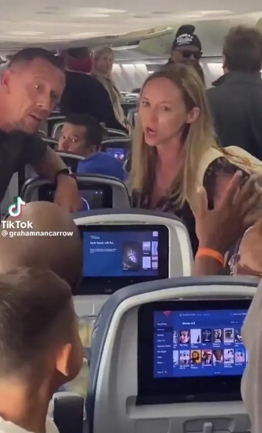 Passenger yelling in anger over her right to recline her seat sparks debate in viral clip 1