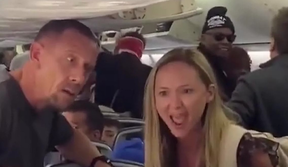 Passenger yelling in anger over her right to recline her seat sparks debate in viral clip 3