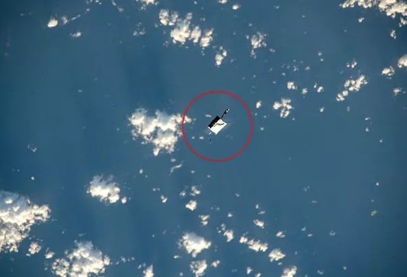 People can see Nasa astronauts' missing tool bag floating in space, now orbiting the Earth 3
