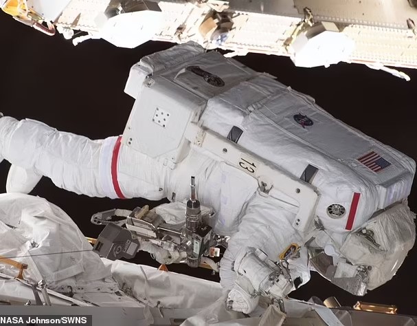 People can see Nasa astronauts' missing tool bag floating in space, now orbiting the Earth 1