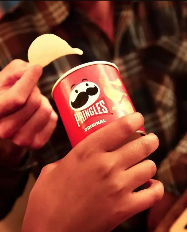 People are now knowing how to eat Pringles in correct way 1