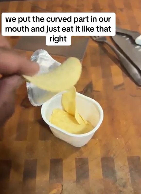People are now knowing how to eat Pringles in correct way 2