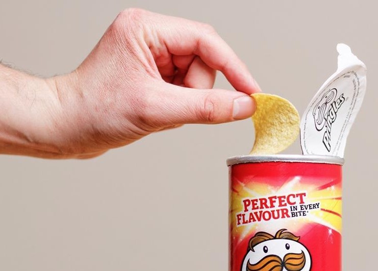 People are now knowing how to eat Pringles in correct way 4