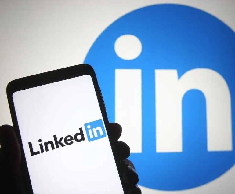 Woman shares ’genius’ ways to use LinkedIn for dating instead of Tinder 4