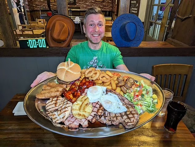 Man mocks 4,500-calorie mixed grill in restaurant challenge, fails for not eating salad 6