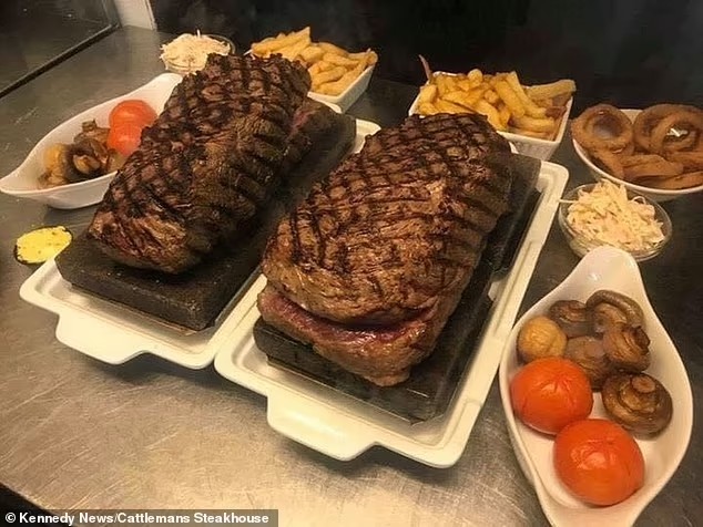 Man mocks 4,500-calorie mixed grill in restaurant challenge, fails for not eating salad 7