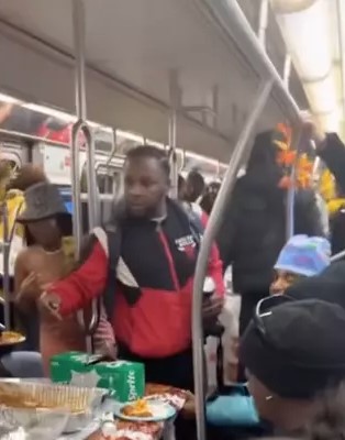 People stunned as NYC locals host lavish Thanksgiving meal on train 2