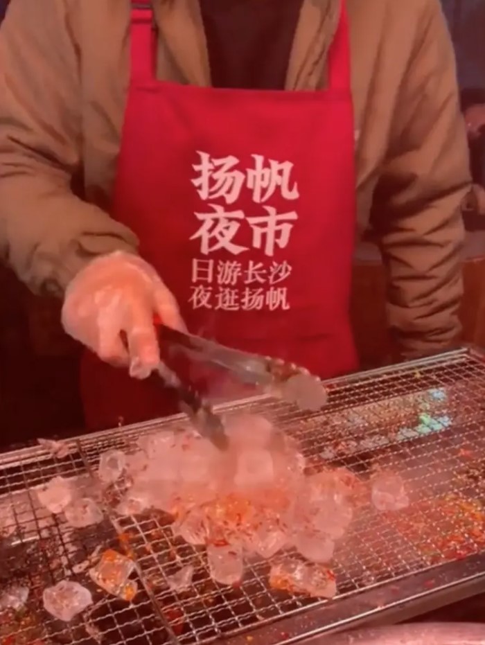 People stunned by barbecue-grilled ice cubes: Fascinating street food specialty in China 1