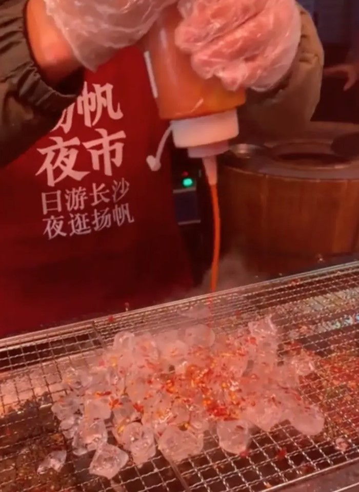 People stunned by barbecue-grilled ice cubes: Fascinating street food specialty in China 3