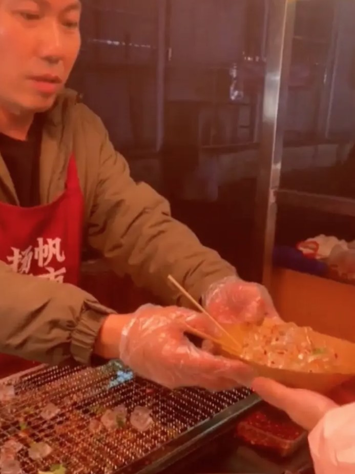 People stunned by barbecue-grilled ice cubes: Fascinating street food specialty in China 4