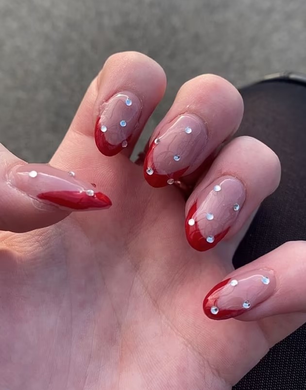 Teenager develops green mold fungus on nails after extended use of acrylic manicures 3