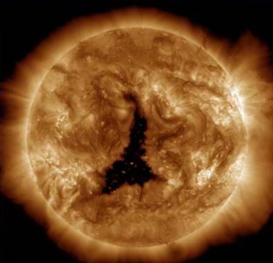 Giant hole the size of 60 Earths has emerged in the Sun 1