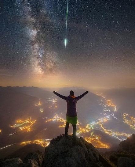 People can see the Geminid meteor shower with their naked eye. Image Credit: Getty