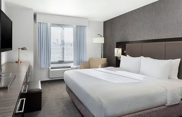 Tourists book a hotel with a gorgeous view of New York City, but it turns out to be counterfeit 1