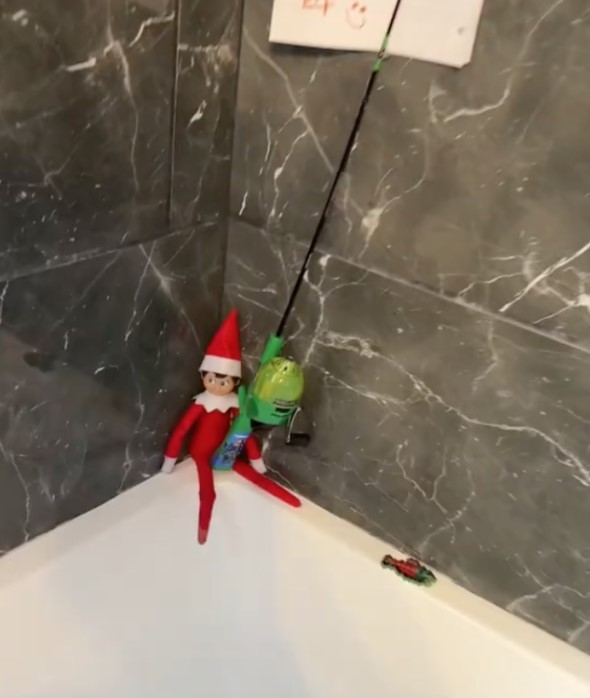 Mother criticized for decorating 'Elf on the Shelf' in the bathroom with real fishes 1