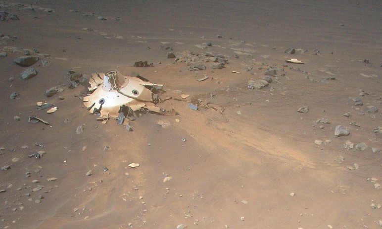 Nasa helicopter suddenly discovers mysterious debris 'otherworldly' on the surface of Mars 2