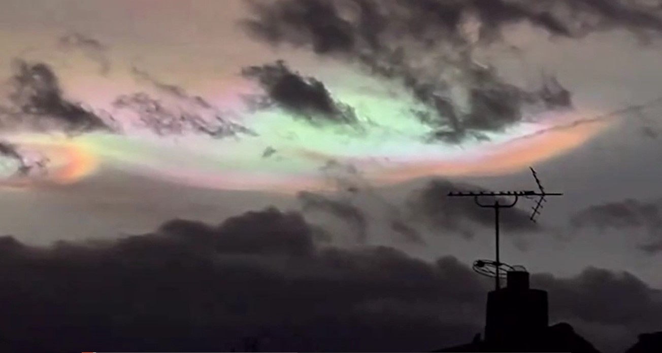 Incredible 'mother-of-pearl clouds' emerge in the sky, leaving majestic scene that dazzles people 4