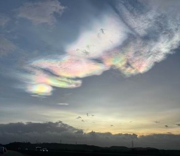 Incredible 'mother-of-pearl clouds' emerge in the sky, leaving majestic scene that dazzles people 1