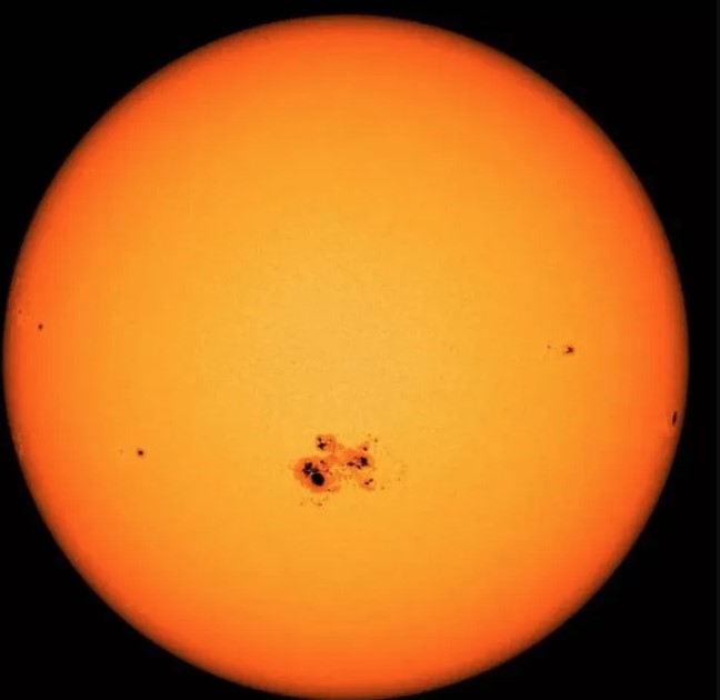 Massive sunspot 15 times wider than Earth spotted on the Sun, potentially harmful to Earth 2