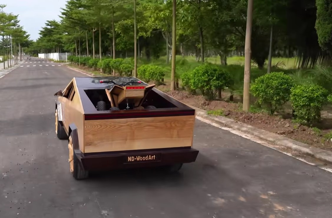 Elon Musk appreciates the wooden Cybertruck, thanks to ND-WoodArt. Image Credit: YouTube / ND-WoodArt