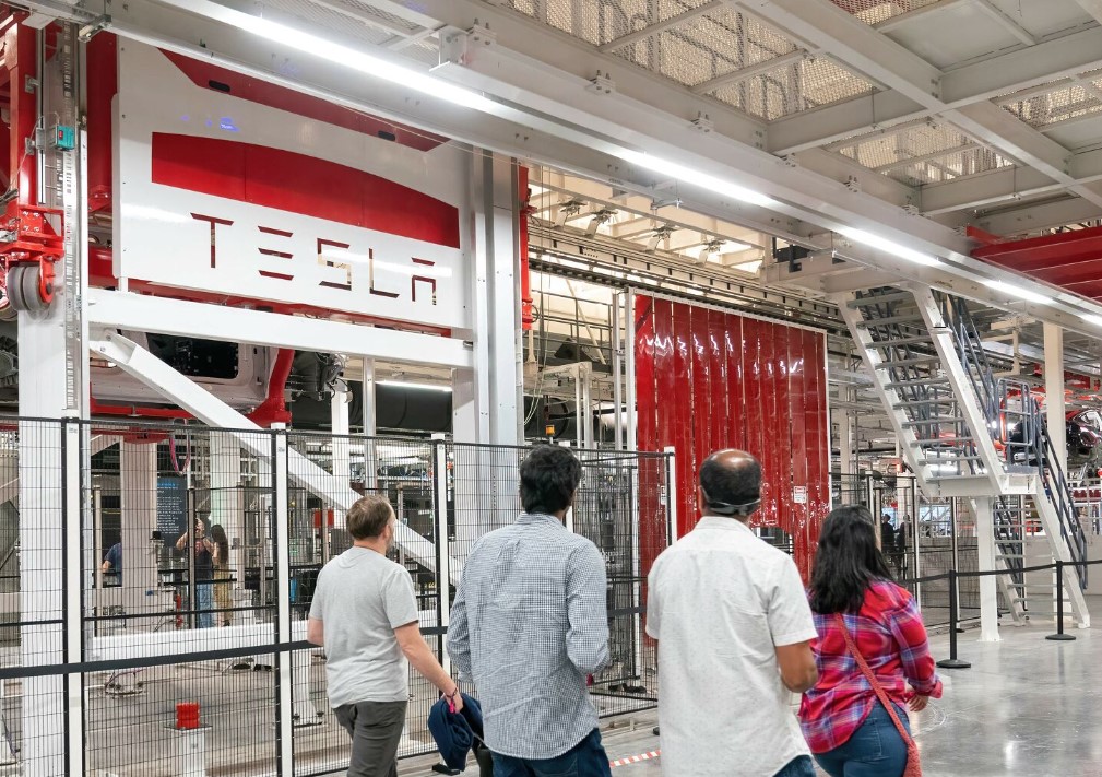 Tesla factory worker attacked by robot at a factory in Texas 2