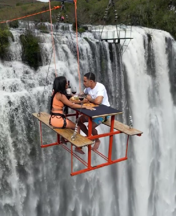 Adventurous couple enjoyed their meal on picnic table suspended 295 feet in the air, leaving people captivated 1