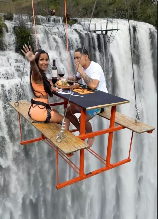 Adventurous couple enjoyed their meal on picnic table suspended 295 feet in the air, leaving people captivated 2