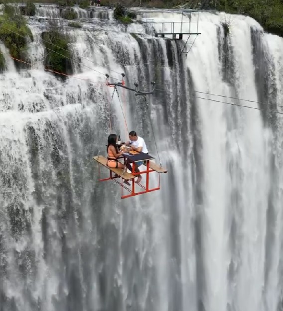 Adventurous couple enjoyed their meal on picnic table suspended 295 feet in the air, leaving people captivated 3