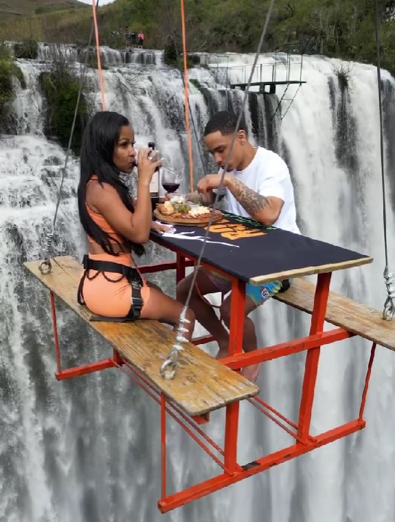 Adventurous couple enjoyed their meal on picnic table suspended 295 feet in the air, leaving people captivated 4
