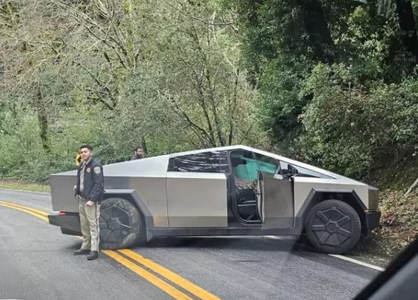 First accident involving the Tesla Cybertruck left everyone stunned by its intact condition 3