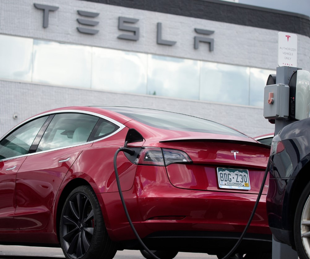 First accident involving the Tesla Cybertruck left everyone stunned by its intact condition 4