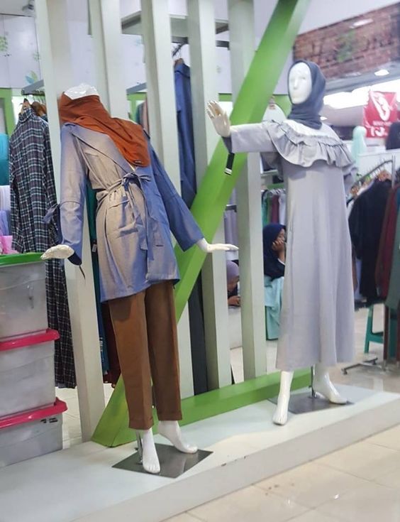 13+ hilarious mannequin poses to make your day 12