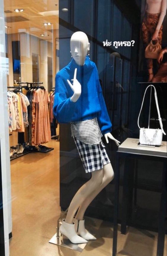13+ hilarious mannequin poses to make your day 11