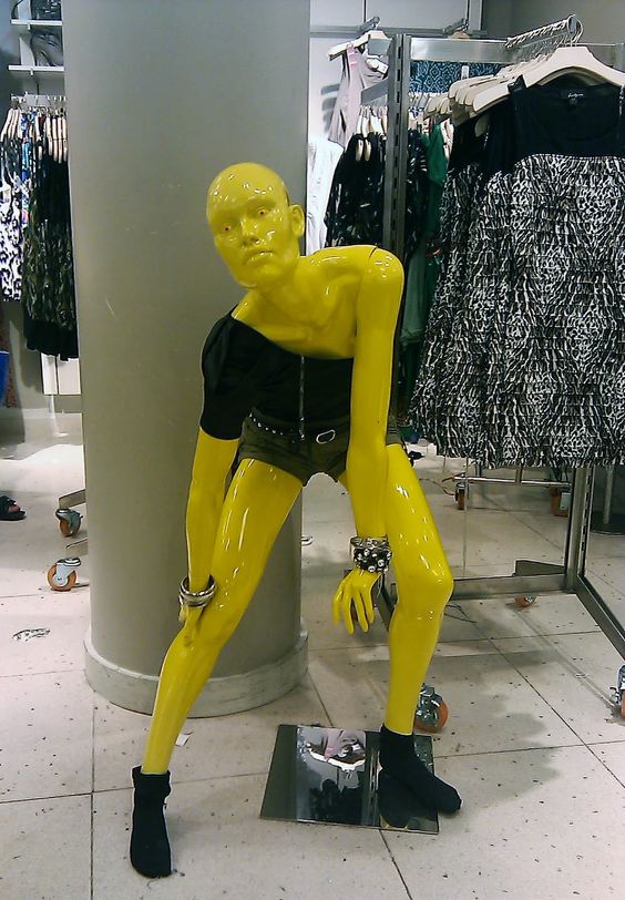 13+ hilarious mannequin poses to make your day 9