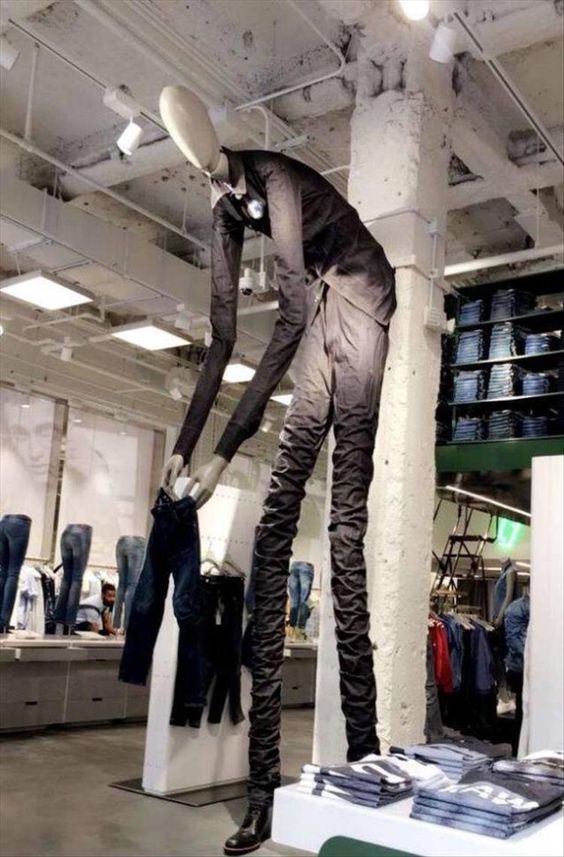 13+ hilarious mannequin poses to make your day 8