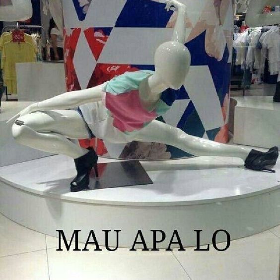13+ hilarious mannequin poses to make your day 5